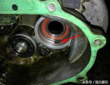 踏板摩托车后轮漏油是怎么处理,踏板摩托车后轮有油渍是什么原因