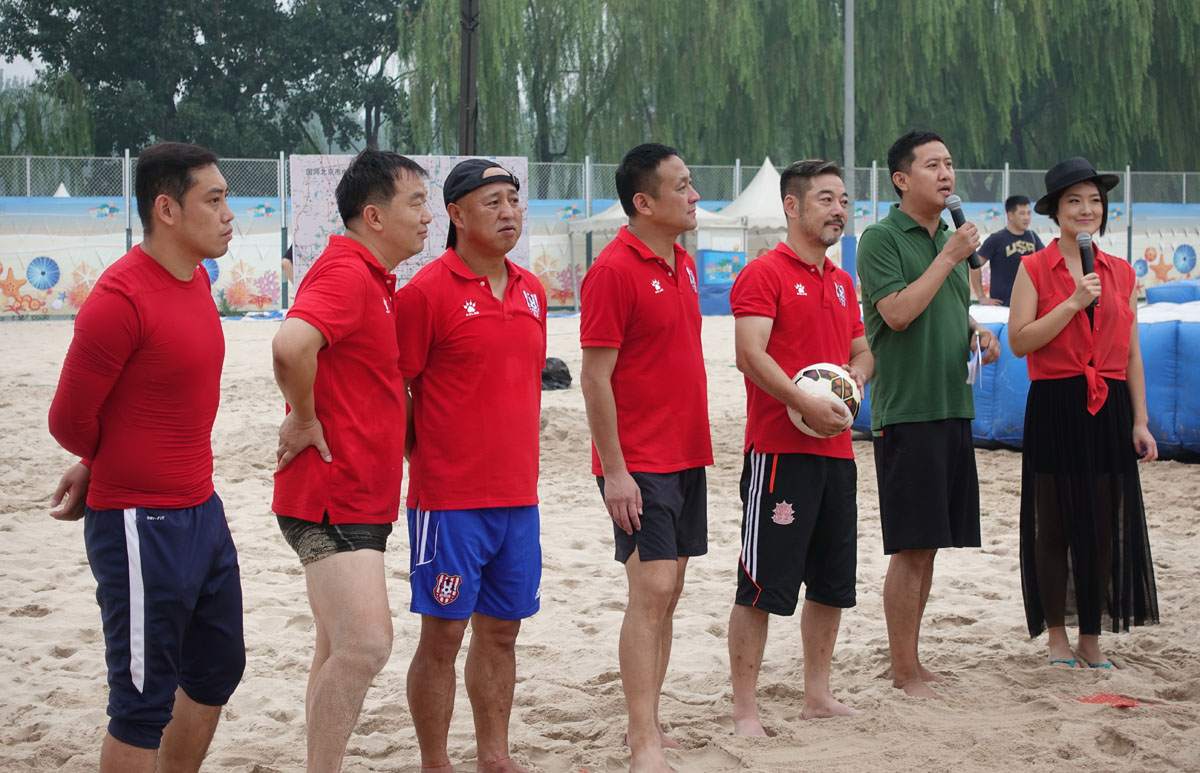 “汪星人”助阵海洋沙滩嘉年华沙足性别大战上演