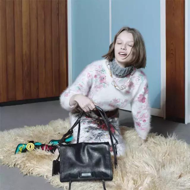 prada春夏信封包,prada三合一包包七夕