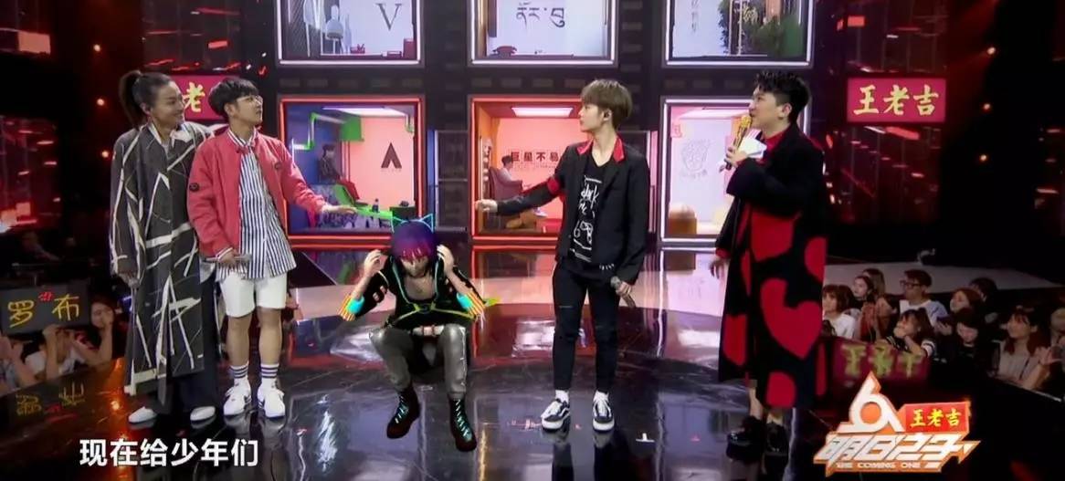 秀分身让薛之谦都动心，荷兹唱响网游神曲《悲怆世界》引回忆杀