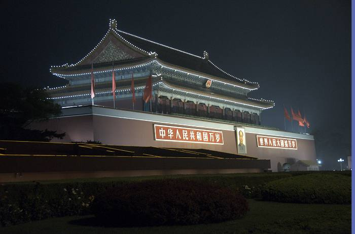 冬天的寒夜里，我们从北京西站走到*安门天**看升*旗国**