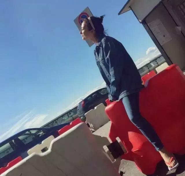 明星尬拍名场面,明星机场撞柱子尬舞