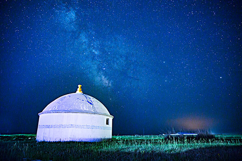 若尔盖草原房车营地,草原深处的房车营地