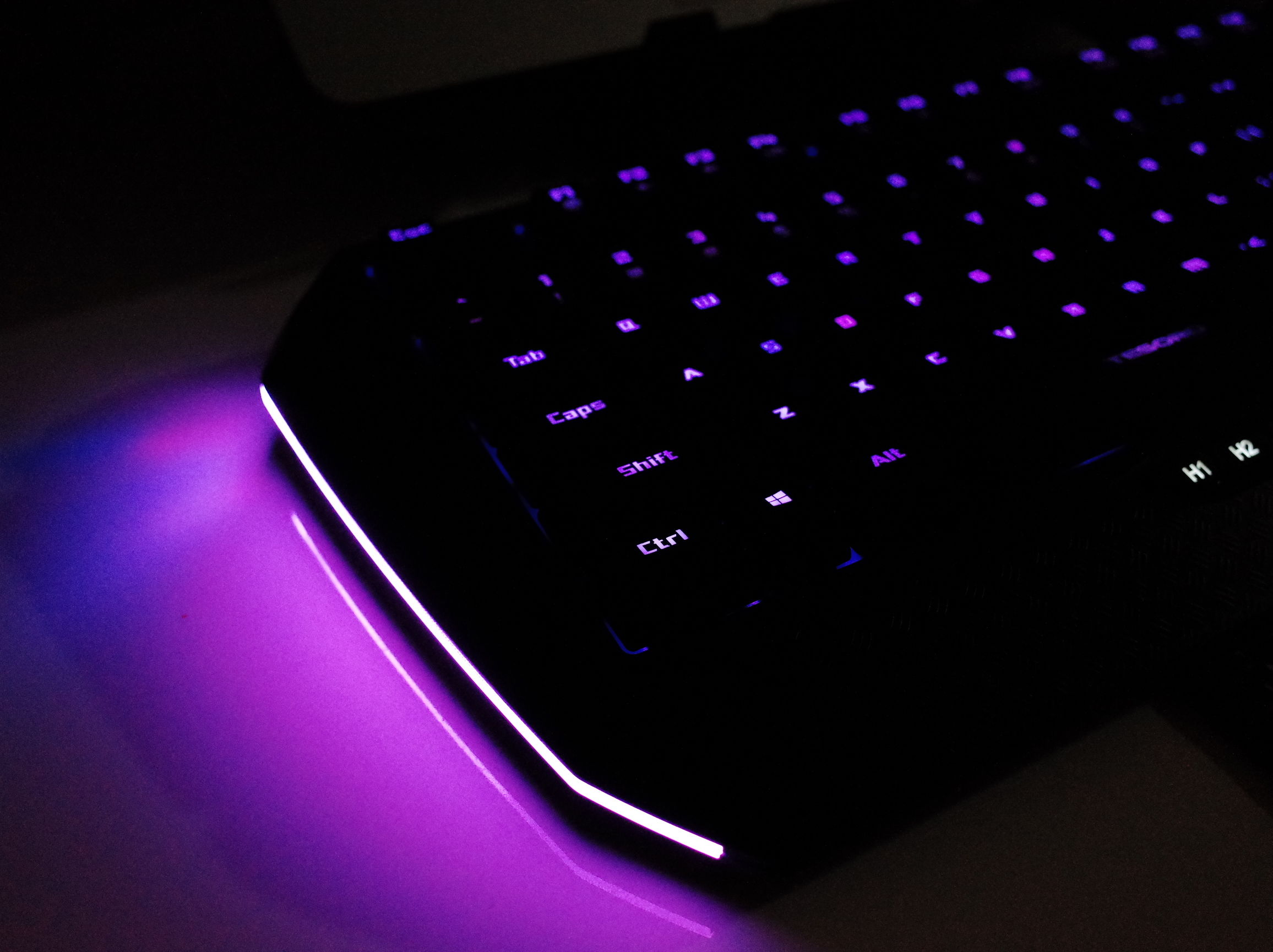 在屋里打乒乓球,在房间打乒乓球