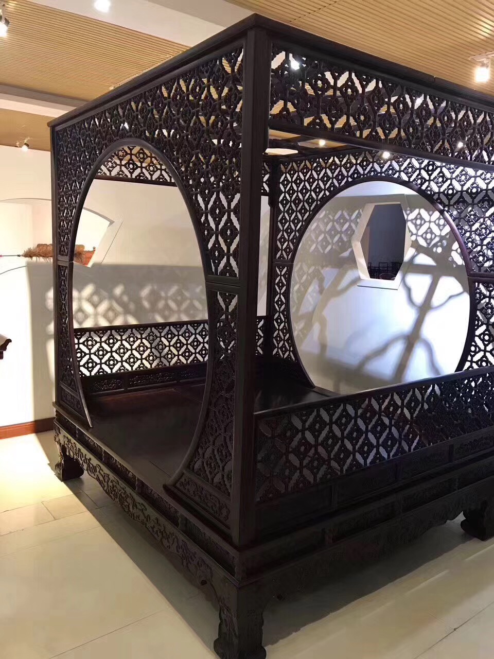 它往那里一摆，就是一首古典中透着高洁的诗！——血檀梅花架子床