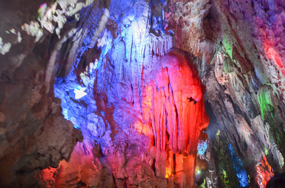 坐船水上漂,坐船漂在海面上