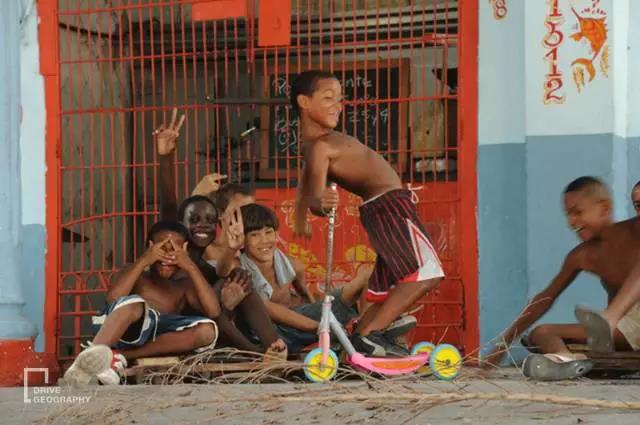 她单枪匹马从杭州出发,开着开着到了非洲腹地