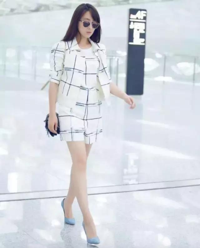 明星尬拍名场面,明星机场撞柱子尬舞