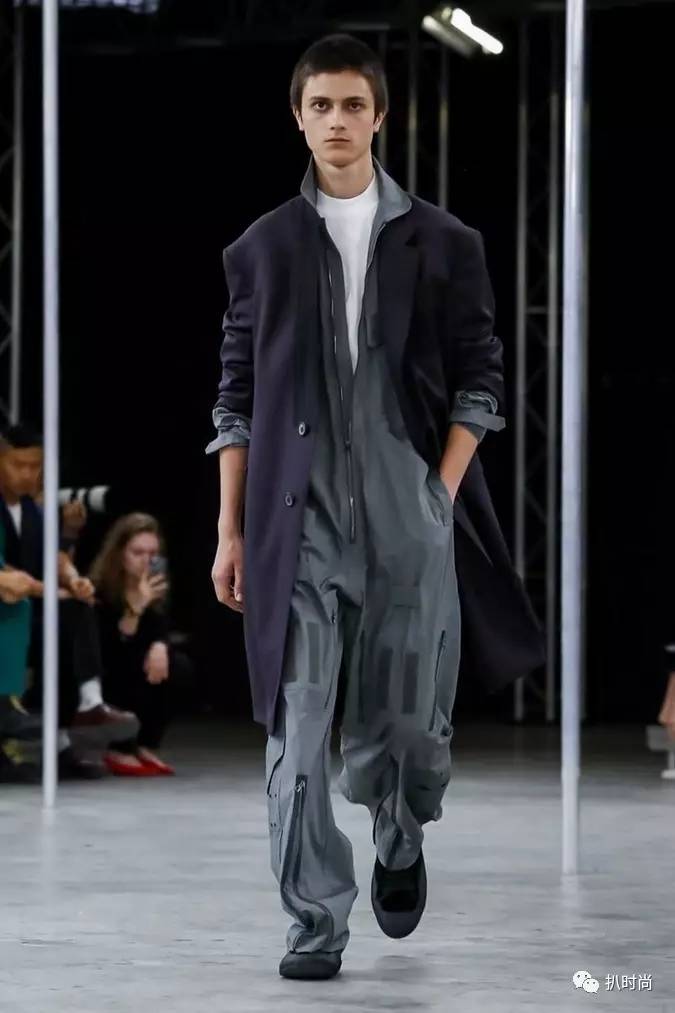 当下男装流行款式,男装宽松百慕大短裤流行趋势