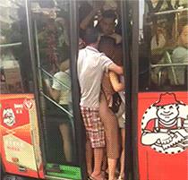 为什么你们男人都喜欢把TT放在枕头底下,男友看了我一眼就走了!