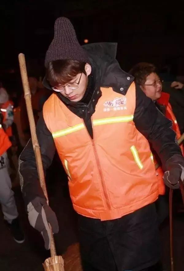 你在单车上看风景，别人却都在笑话你