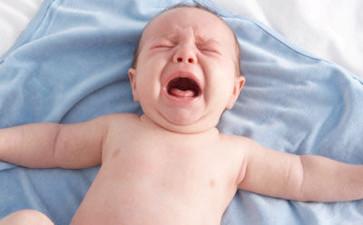 宝宝打了疫苗后哭起来脸变红,宝宝打了疫苗后手掌很白