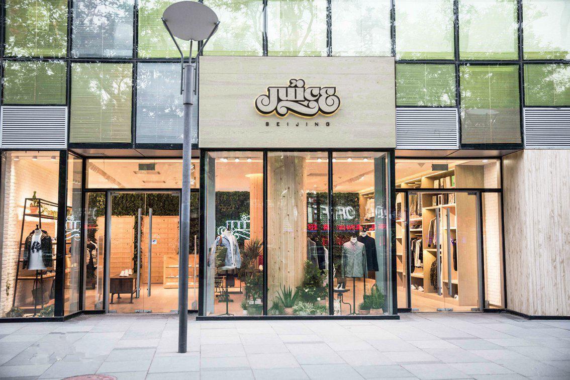 世人只记得他的丑闻，他却默默撑起了一个潮牌帝国