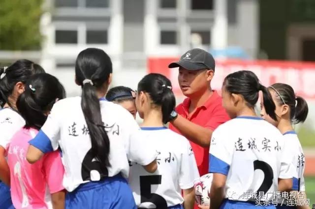 连城实小举办暑期校园足球交流会与厦门思明区小选手切磋球技