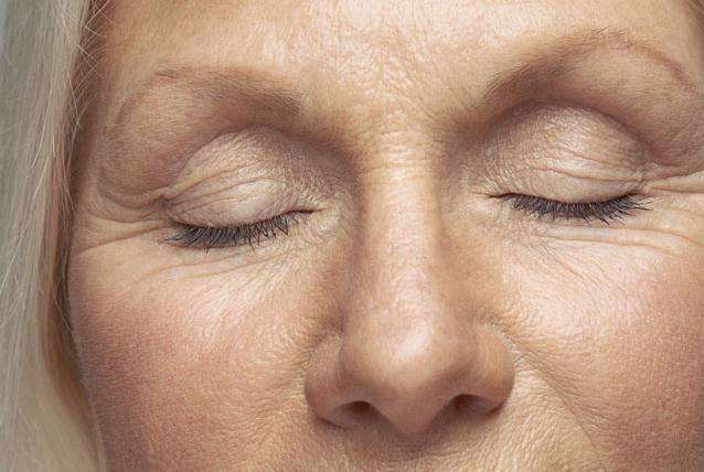 才三十岁眼角有深深的皱纹,我今年才20岁