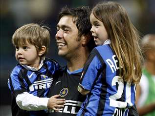 中国男孩40岁了,为挚爱国米降薪3/4,天才一生被伤病摧毁