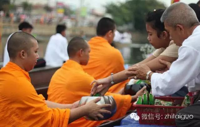 泰国传统佛教习俗为僧侣洗脚是一种积德！