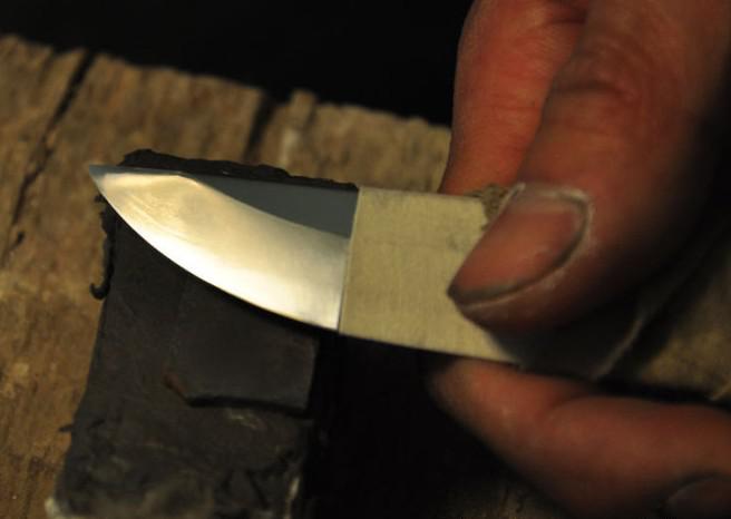 日本武士刀的蛤刃如何研磨,日本刀匠古法锻造武士刀过程