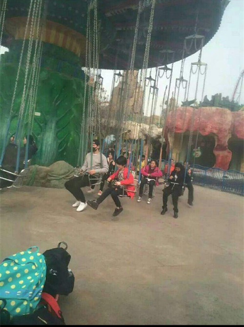 张亮天天抱猫照,张亮一家四口旅游视频