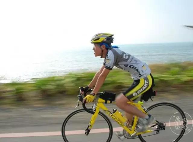 爱骑单车的男生,男生骑单车姿势超帅