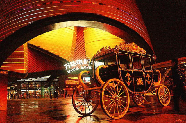 鱼游白沙洲,万达电影乐园汉秀双骄亮灯