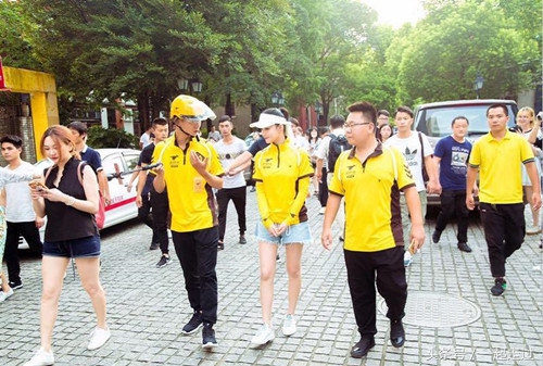 张馨予化身美团最美送餐员，网友：以后就只在美团外卖点餐了