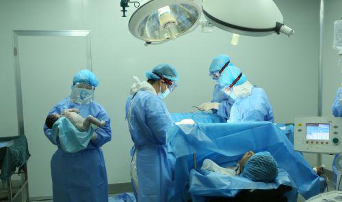 羊水变绿可以打催产针吗,孕妇打催产针羊水破了