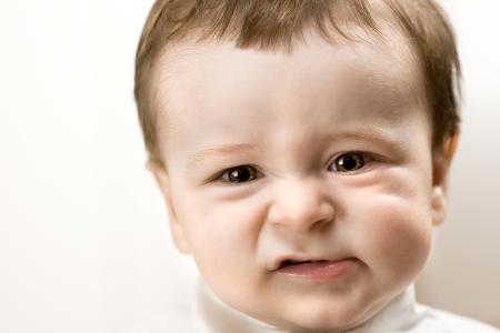 怎样纠正宝宝头睡偏,两个月宝宝头型睡扁了怎么调整