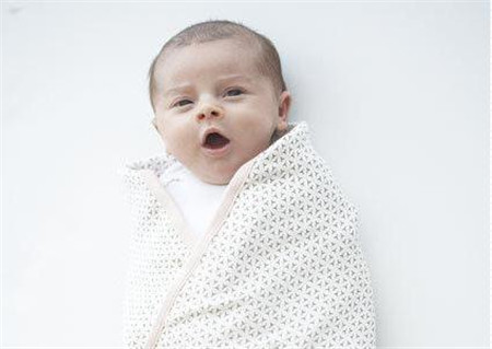 新生儿包裹方法图解，襁褓不等于蜡烛包