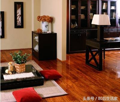 红木地板装修现代风格,红木地板配什么色沙发