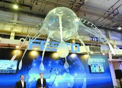 能钓鱼会弹琴，能画画还会变脸，全球最牛机器人都来了！约吗？