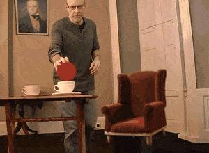 我想，把同桌地上的那个小东西拿过来我用