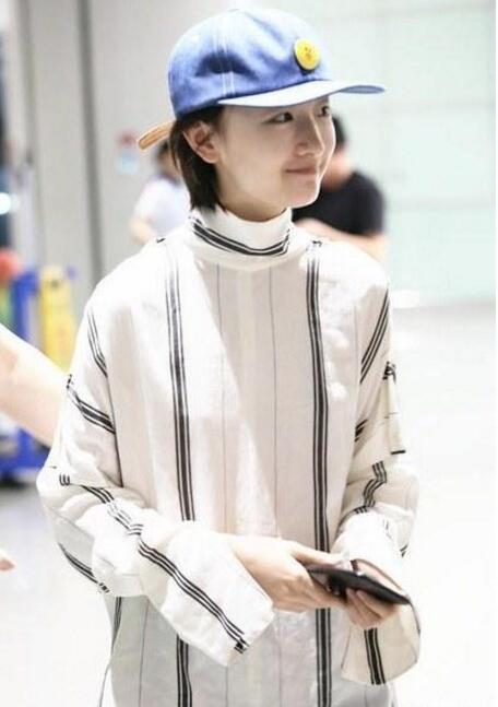 周冬雨中餐厅被路人围观,周冬雨上海国际电影节路人视角