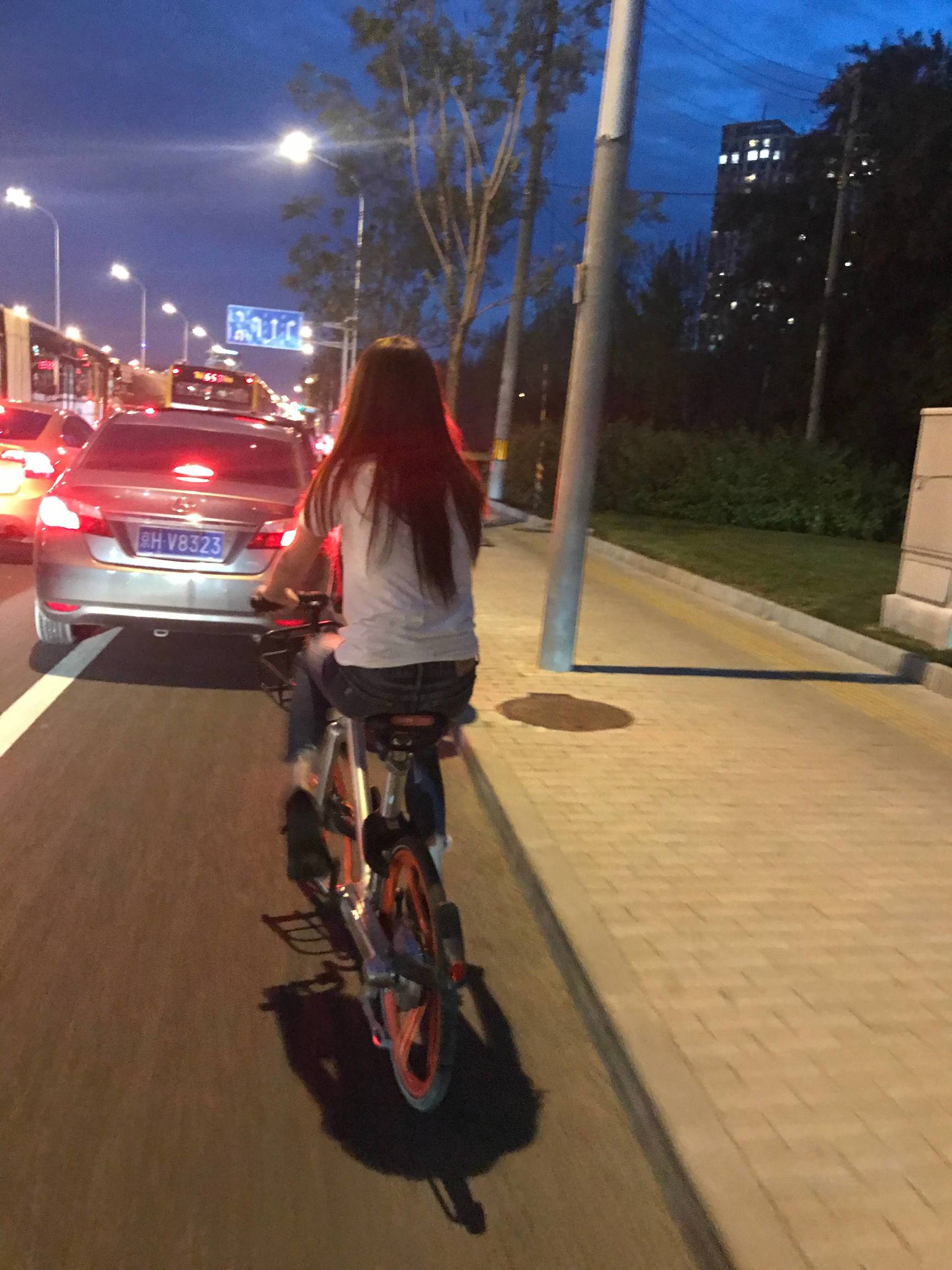 搭卓伟车、吐槽陈伟霆，95后林允毫无偶像包袱，竟然有点可爱！