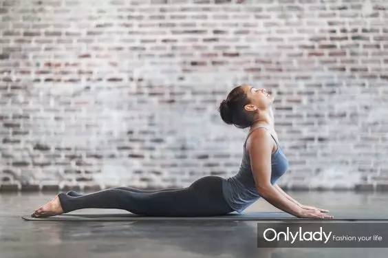 后背有痘印穿露背装的小技巧,夏天露背装内穿什么遮痘痘