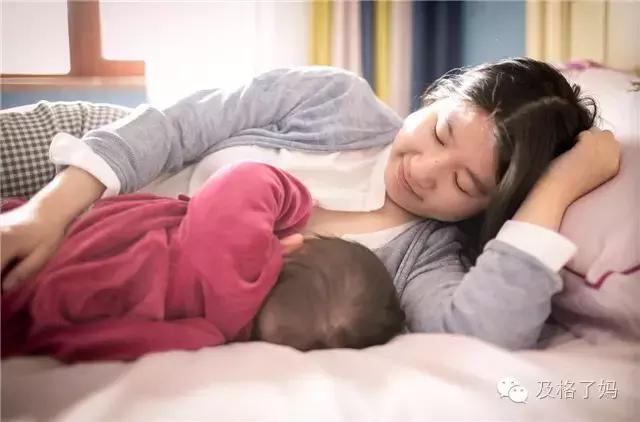 年轻妈妈当众哺乳被乘客指责,年轻妈妈当众哺乳遭讽刺