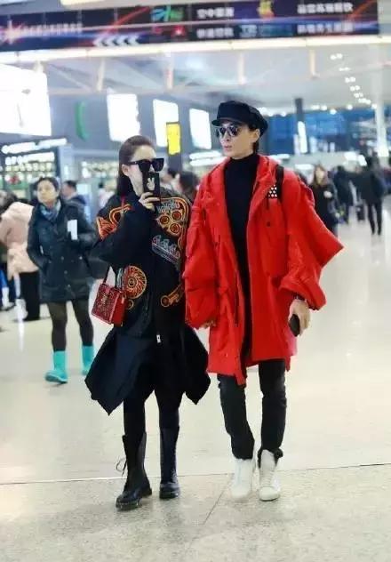 终于知道娱乐圈哪对CP爱撒狗粮了，隔着屏幕都闻到恋爱的酸臭味