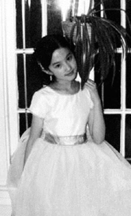 舒畅晒与刘亦菲19年前合照回放,85后女星18岁旧照刘亦菲舒畅真美