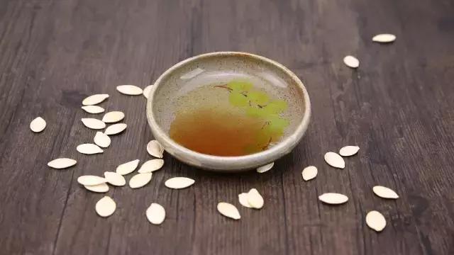 不同颜色的尿液所代表的疾病汇总,尿液颜色对照7种身体状况