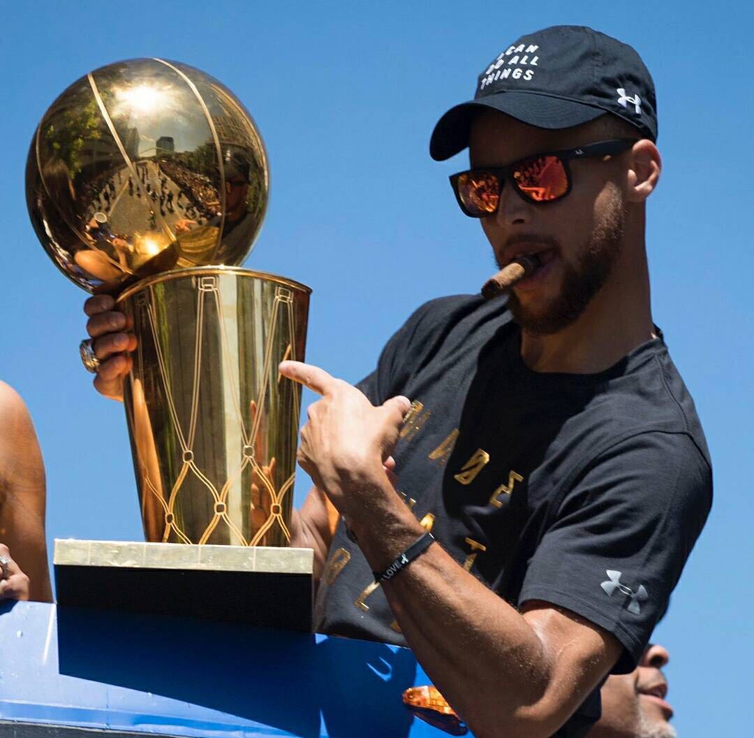 喜欢库里的表现,喜欢库里的原因应该是忠诚吧