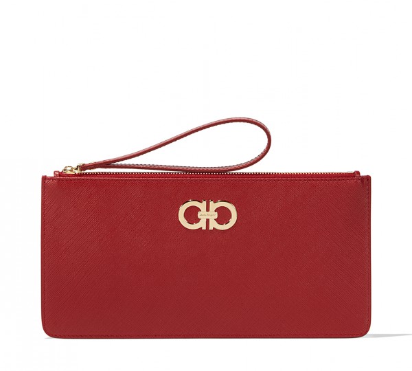 出境旅游——免税店里女人一定要薅件菲拉格慕的鞋子