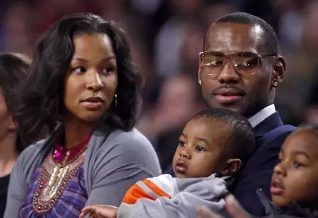 从高中到现在,詹姆斯遇到这么多女人,最后还是和初恋在一起