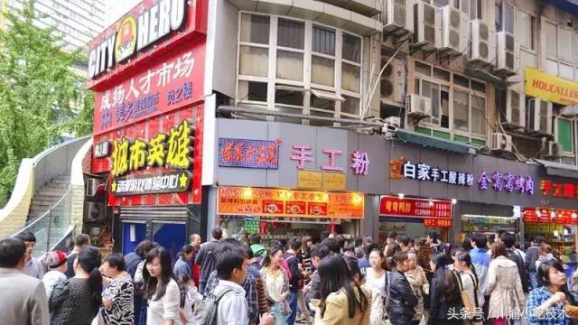 一碗正宗重庆酸辣粉需要15种调料,一碗8元钱的酸辣粉要放多少汤水