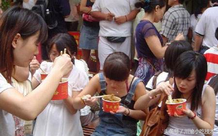 一碗正宗重庆酸辣粉需要15种调料,一碗8元钱的酸辣粉要放多少汤水