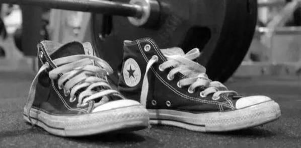 健身可以穿高帮帆布鞋吗,力量训练适合穿什么鞋