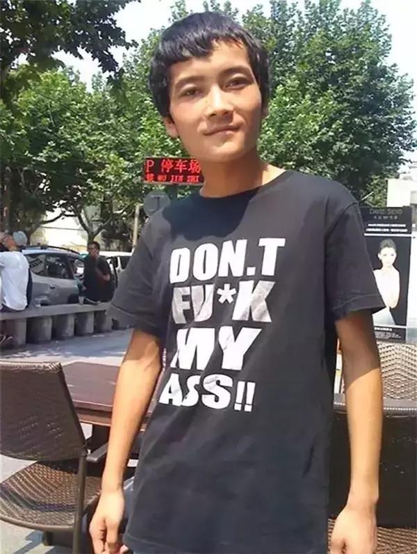 不懂英文衣服上的字母尴尬了,不懂英文别乱穿