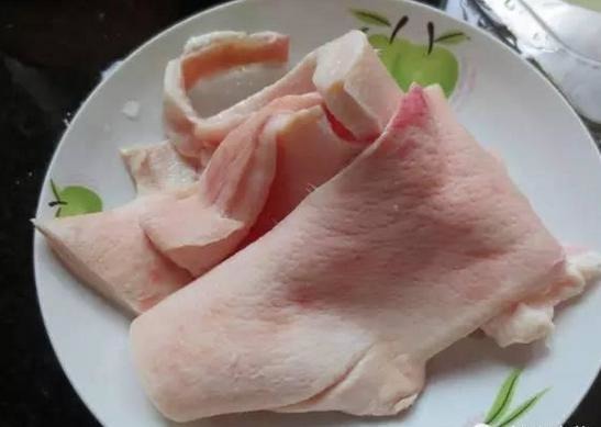 猪身上这部位原来是一剂良药,但很多人嫌弃它脏全给扔了!