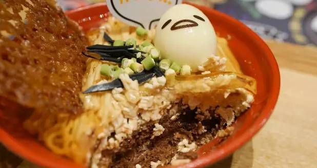 日本网红表情包懒蛋蛋开了家咖啡馆，里面的日料都是假的