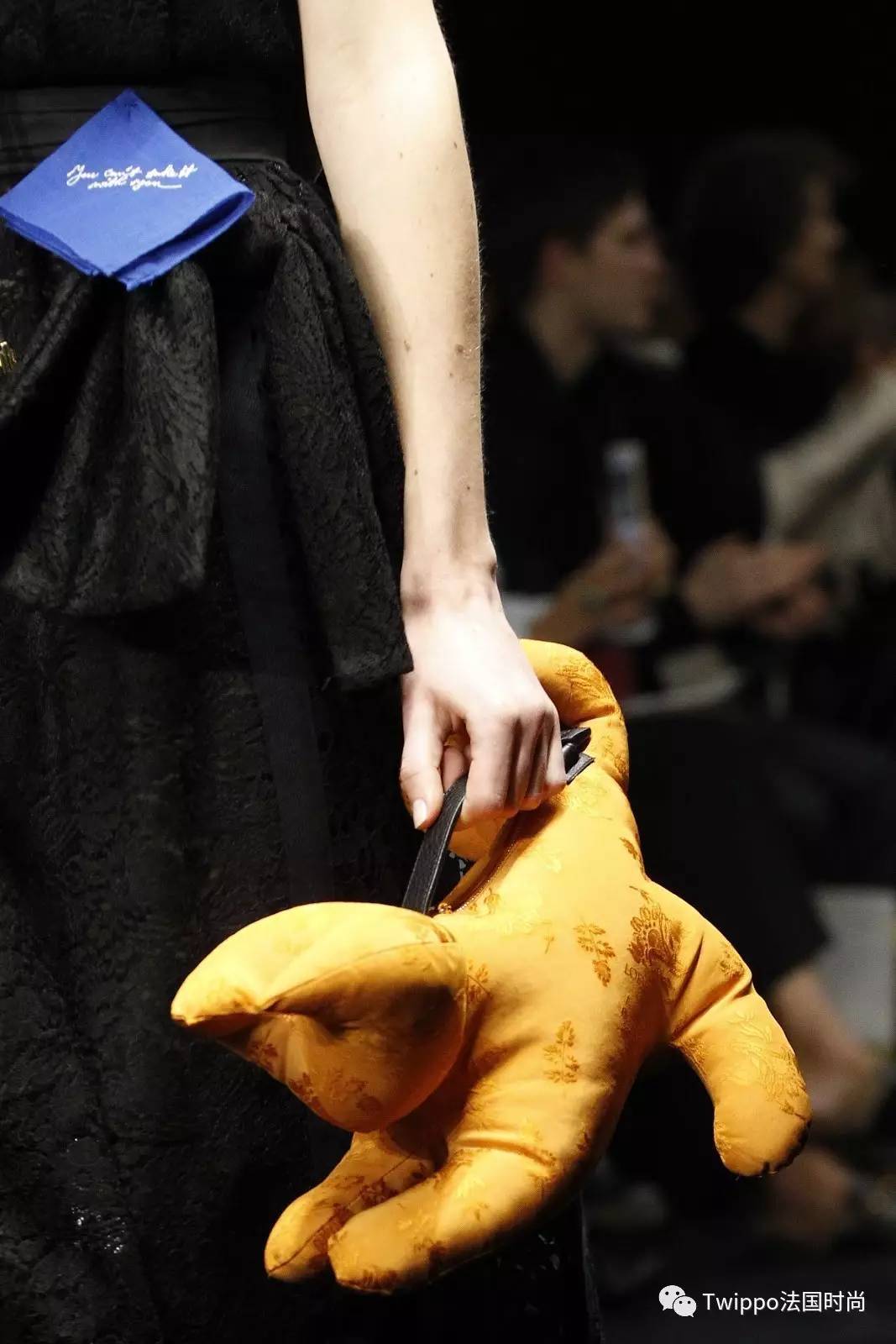 现在还流行挎肩包吗,现在流行手提包还是链条包