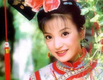 周冬雨和赵薇的合影,周冬雨赵薇对比